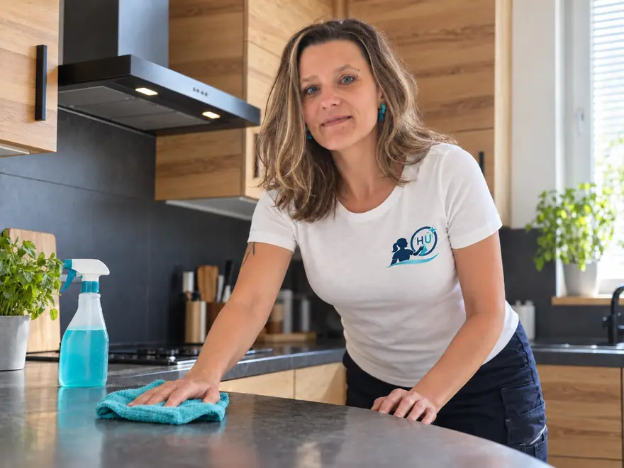 Marie Coufalová utírá kuchyňskou linku