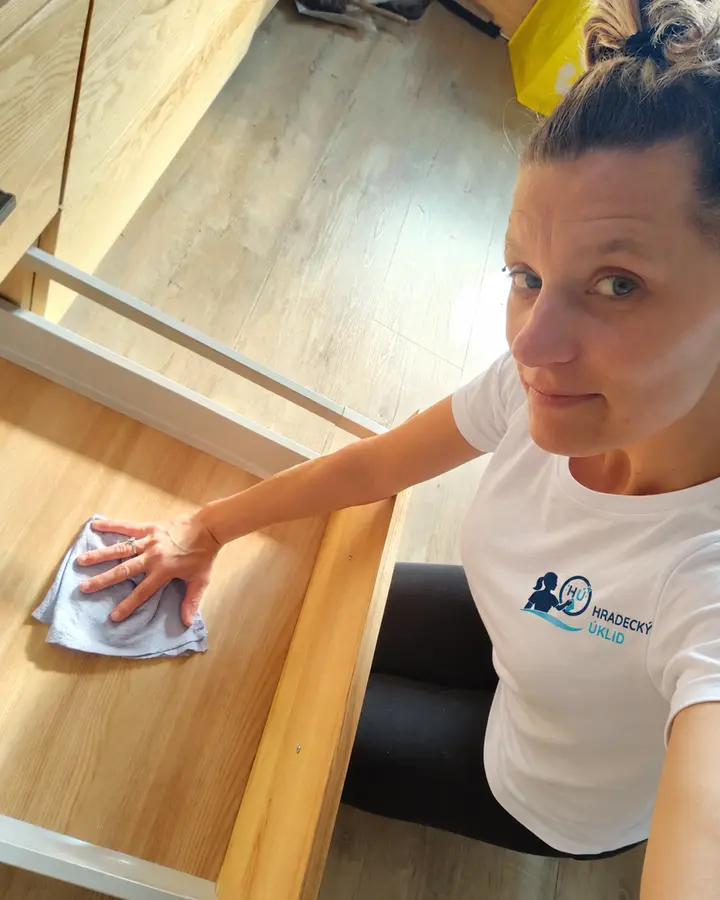 Marie Coufalová vytírá šuplík v kuchyni