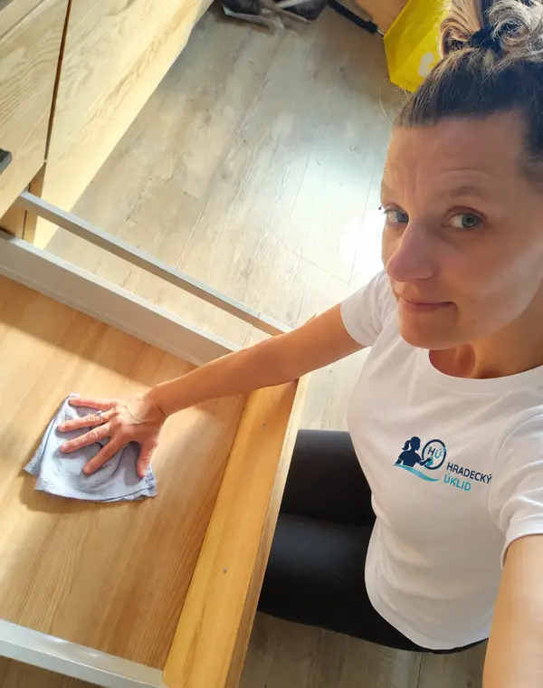 Marie Coufalová vytírá šuplík v kuchyni